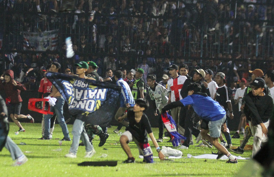Nhiều trẻ em thiệt mạng vì bạo loạn bóng đá Indonesia, FIFA vào cuộc-2
