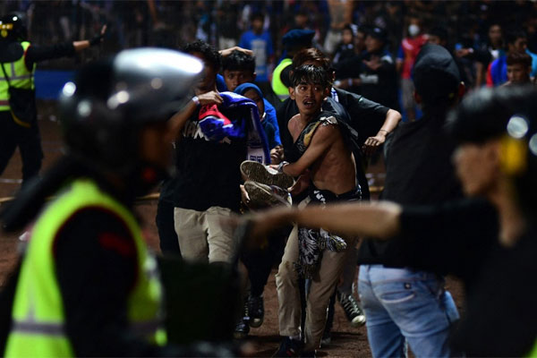 Nhiều trẻ em thiệt mạng vì bạo loạn bóng đá Indonesia, FIFA vào cuộc-1