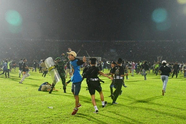Nhiều người chết trên tay các cầu thủ trong thảm kịch sân cỏ Indonesia-3