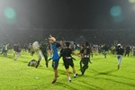 Nhiều người chết trên tay các cầu thủ trong thảm kịch sân cỏ Indonesia-3