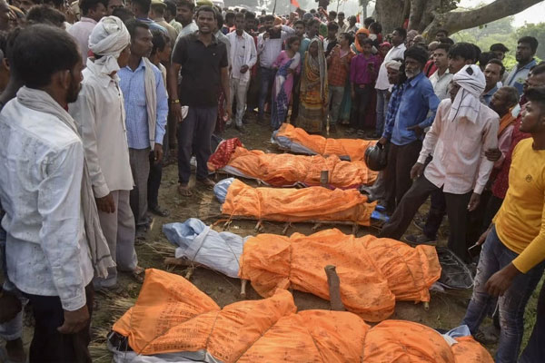 Xe công nông rơi xuống ao ở Ấn Độ, 26 người thiệt mạng-1
