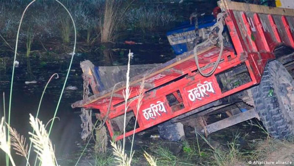 Xe công nông rơi xuống ao ở Ấn Độ, 26 người thiệt mạng-2