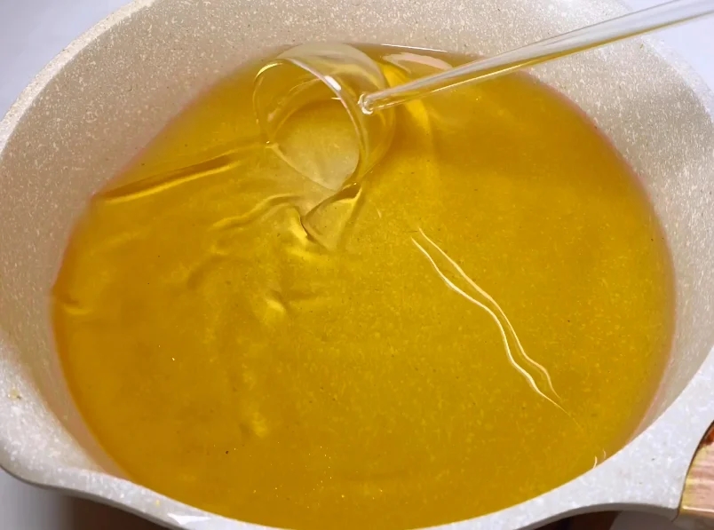 Cách vợt sạch cặn trong dầu ăn khi đang chiên, chỉ 1 phút là dầu trong như mới-3