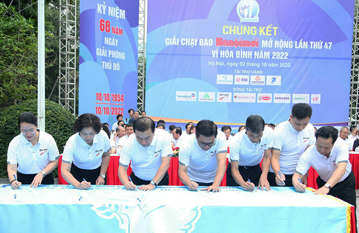 Gần 1.500 vận động viên tranh tài tại Chung kết Giải chạy Báo Hà Nội mới lần thứ 47 - Vì hòa bình-5