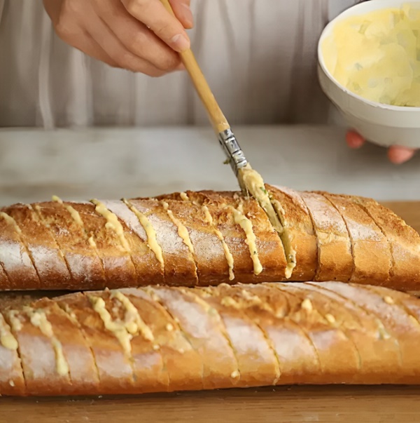 Công thức làm bánh mì bơ tỏi giòn rụm, thơm nức của người Hàn-6