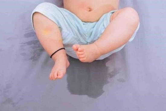 Trẻ đến tuổi này mà vẫn tè dầm, bố mẹ cần đưa đi khám ngay