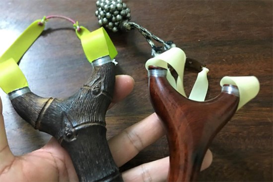 Mâu thuẫn chuyện đổ rác, hai người đàn ông dùng súng cao su bắn nhau gây thương tích