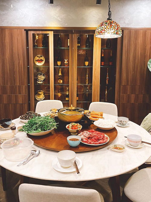 Cơ ngơi toàn mùi tiền của Hoa hậu Kỳ Duyên, ban công được biến tấu thành khu vườn xanh mướt-6