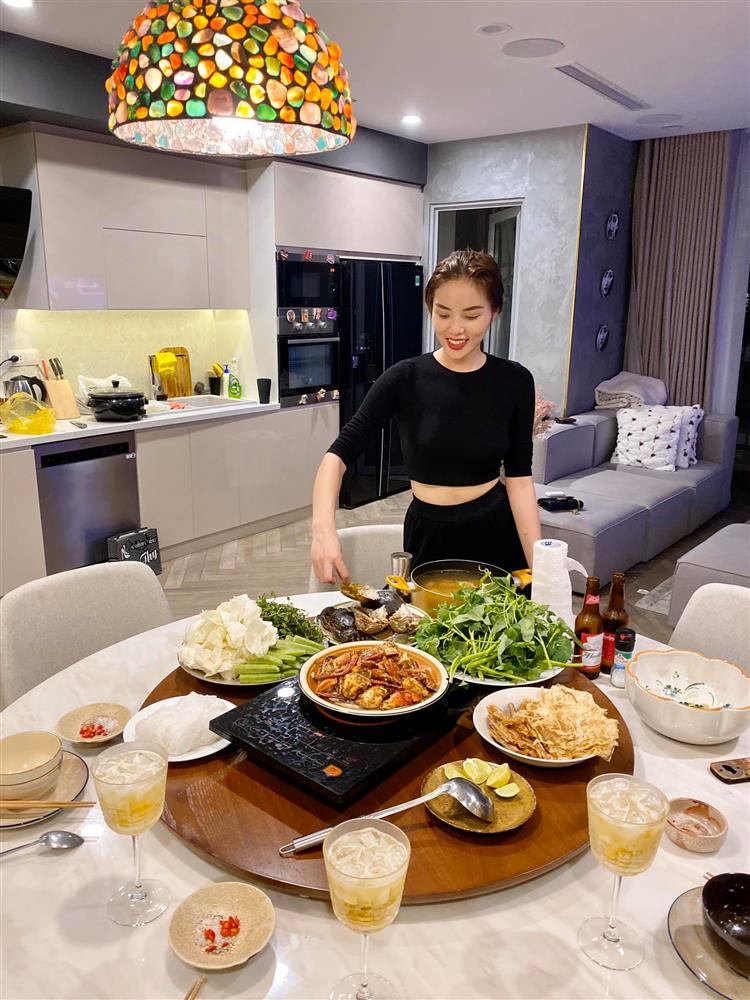 Cơ ngơi toàn mùi tiền của Hoa hậu Kỳ Duyên, ban công được biến tấu thành khu vườn xanh mướt-9