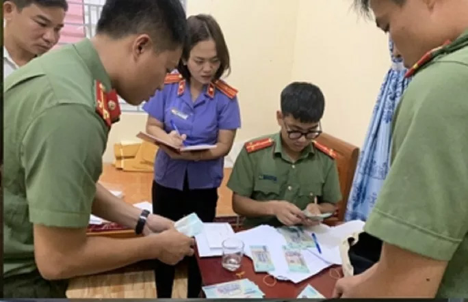 Hai vợ chồng ở TP HCM tàng trữ, tiêu thụ 3,5 tỉ đồng tiền giả-2
