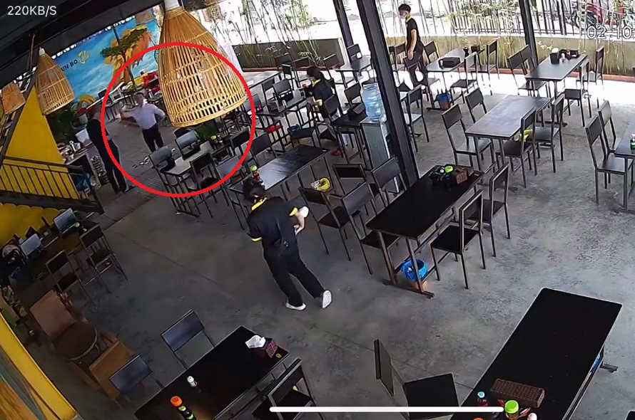 Tường trình của cán bộ ném tiền trong quán ăn ở Đà Nẵng-1