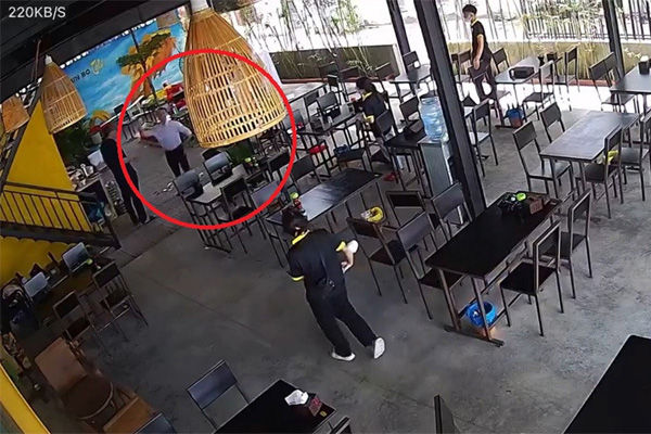 Tạm đình chỉ công tác cán bộ ném tiền tung tóe trong quán ăn-2