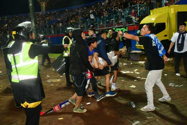 Câu hỏi lớn sau thảm kịch sân cỏ khiến 125 người chết ở Indonesia-3