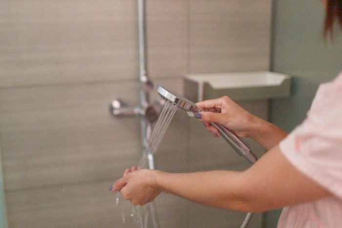 Gội đầu trong thời gian ở cữ có gây đau nửa đầu? Sự thật mà bà mẹ sau sinh nào cũng cần biết-2