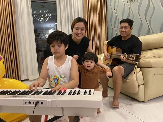 Ngắm trọn tổ ấm của nam đạo diễn cấm cửa vợ không được dao kéo-9