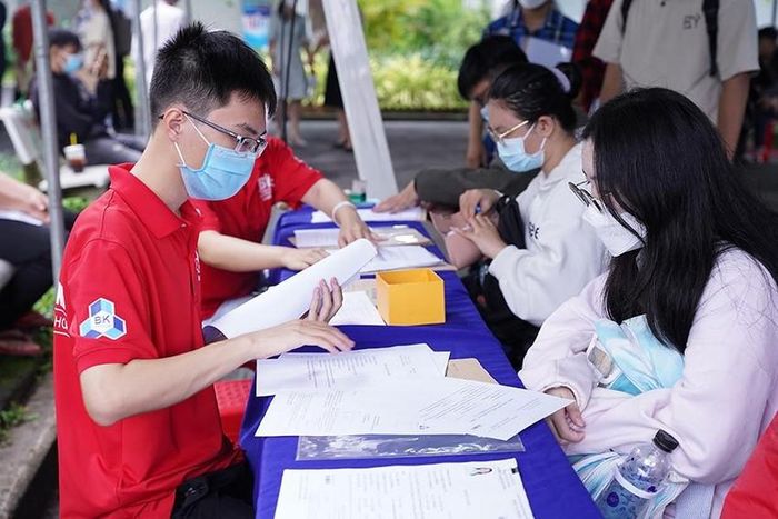 Học phí tăng, tân sinh viên lo lắng không kham nổi-1