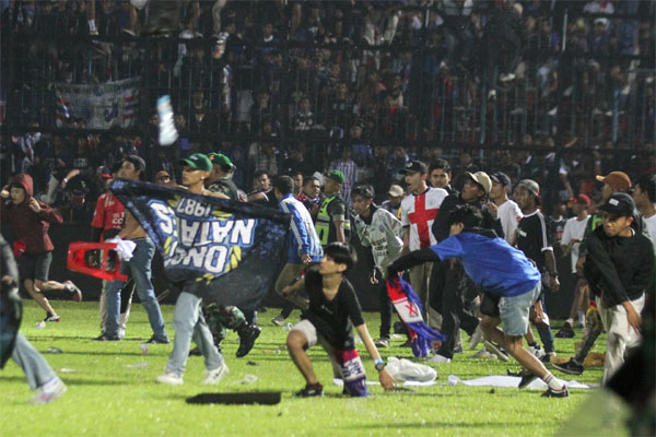 Câu hỏi lớn sau thảm kịch sân cỏ khiến 125 người chết ở Indonesia-1