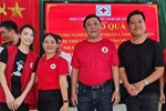 Trường Giang - Nhã Phương âm thầm về Quảng Ngãi trao quà cứu trợ đồng bào miền Trung