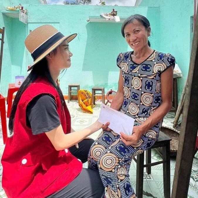 Trường Giang - Nhã Phương âm thầm về Quảng Ngãi trao quà cứu trợ đồng bào miền Trung-6