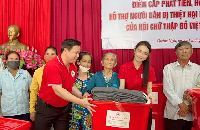 Trường Giang - Nhã Phương âm thầm về Quảng Ngãi trao quà cứu trợ đồng bào miền Trung-8