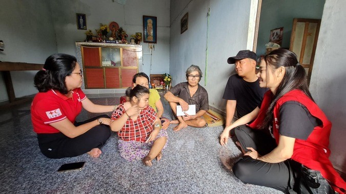 Trường Giang - Nhã Phương âm thầm về Quảng Ngãi trao quà cứu trợ đồng bào miền Trung-3