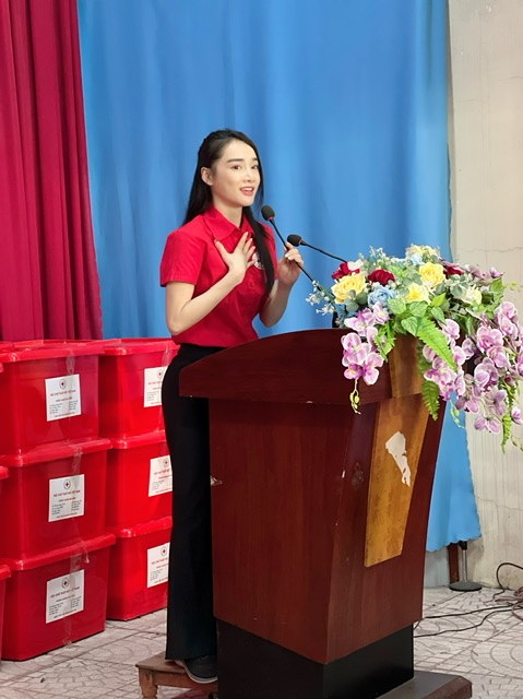 Trường Giang - Nhã Phương âm thầm về Quảng Ngãi trao quà cứu trợ đồng bào miền Trung-7