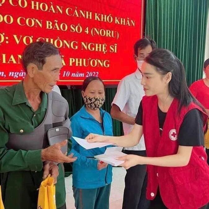 Trường Giang - Nhã Phương âm thầm về Quảng Ngãi trao quà cứu trợ đồng bào miền Trung-2