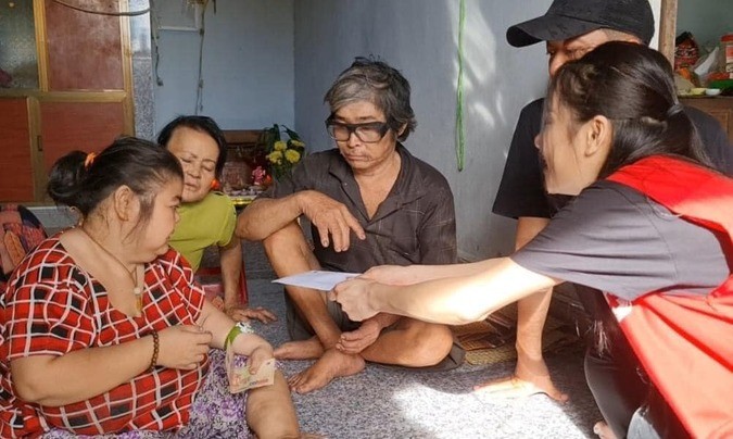 Trường Giang - Nhã Phương âm thầm về Quảng Ngãi trao quà cứu trợ đồng bào miền Trung-4