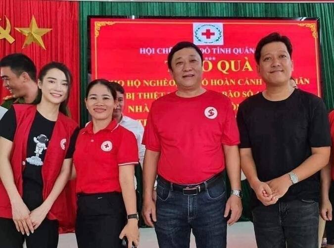 Trường Giang - Nhã Phương âm thầm về Quảng Ngãi trao quà cứu trợ đồng bào miền Trung-1