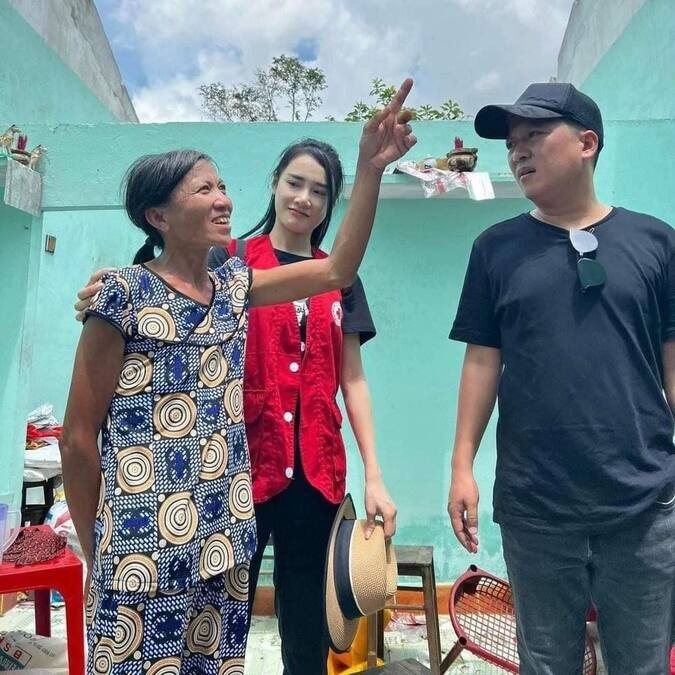 Trường Giang - Nhã Phương âm thầm về Quảng Ngãi trao quà cứu trợ đồng bào miền Trung-5
