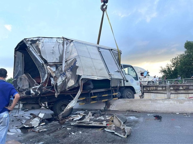 Xe tải nằm vắt vẻo trên thành cầu sau tai nạn liên hoàn-1