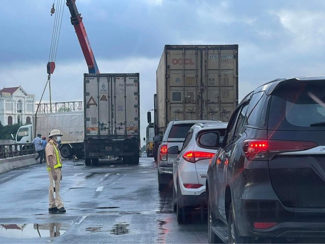 Xe tải nằm vắt vẻo trên thành cầu sau tai nạn liên hoàn-2