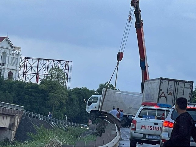 Xe tải nằm vắt vẻo trên thành cầu sau tai nạn liên hoàn-4