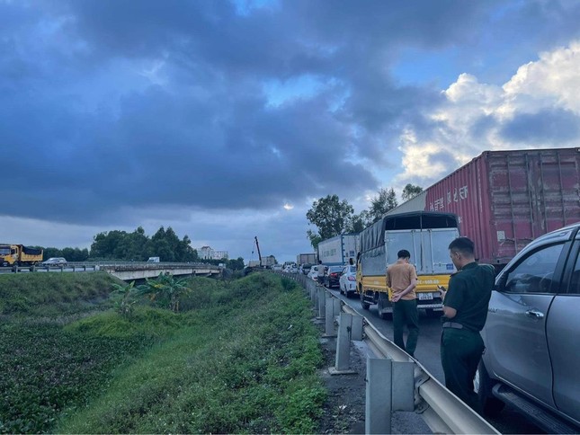 Xe tải nằm vắt vẻo trên thành cầu sau tai nạn liên hoàn-5