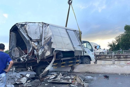 Xe tải nằm 'vắt vẻo' trên thành cầu sau tai nạn liên hoàn