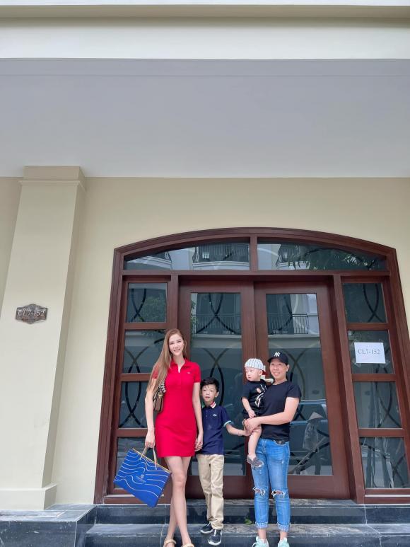 Vợ chồng Mạc Hồng Quân - Kỳ Hân vui mừng nhận nhà mới sau khi rao bán biệt thự chưa lâu-2