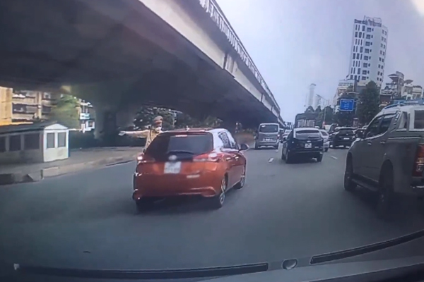 Thanh niên cắm nhầm ổ điện suýt gây họa cho người khác-4