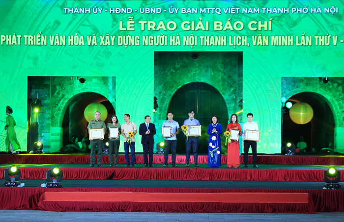 Trao Giải báo chí về Phát triển văn hóa và xây dựng người Hà Nội thanh lịch, văn minh lần thứ V - năm 2022-1