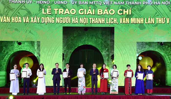 Trao Giải báo chí về Phát triển văn hóa và xây dựng người Hà Nội thanh lịch, văn minh lần thứ V - năm 2022-4