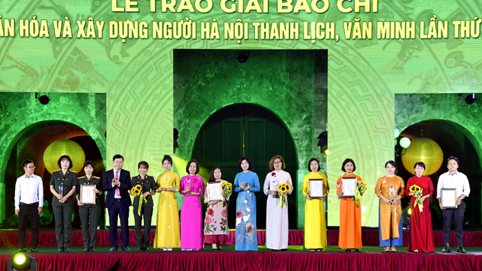 Trao Giải báo chí về Phát triển văn hóa và xây dựng người Hà Nội thanh lịch, văn minh lần thứ V - năm 2022-5