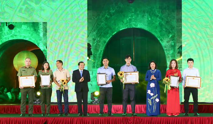 Trao Giải báo chí về Phát triển văn hóa và xây dựng người Hà Nội thanh lịch, văn minh lần thứ V - năm 2022-6