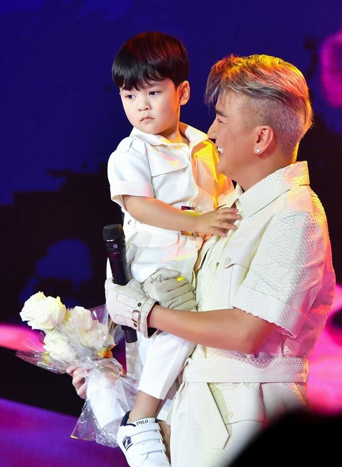 Con trai ruột Đàm Vĩnh Hưng lộ diện, cậu bé ngậm thìa vàng sẽ thừa kế gia sản khủng ra sao?-1