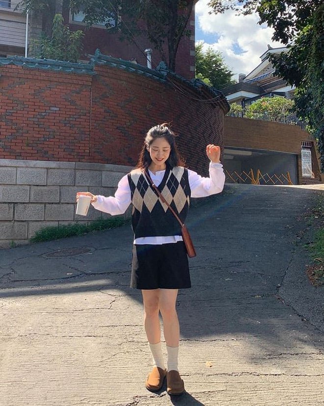 Có 1 kiểu áo khi diện lên giúp chị em trẻ ra đến vài tuổi-7