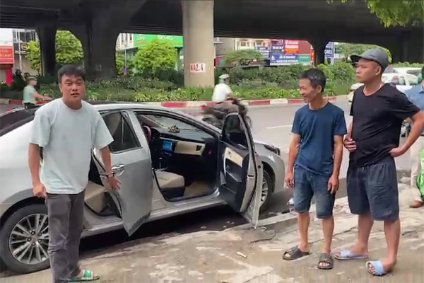 Ô tô gây tai nạn liên hoàn, 3 người phụ nữ đi xe đạp bị thương nặng-4