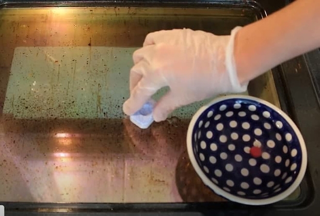 7 mẹo cọ rửa nhàn tênh: Đánh bay vết đen đáy chảo, ly thủy tinh sáng như mới-4