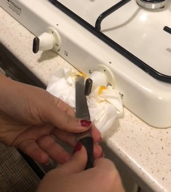 7 mẹo cọ rửa nhàn tênh: Đánh bay vết đen đáy chảo, ly thủy tinh sáng như mới-5