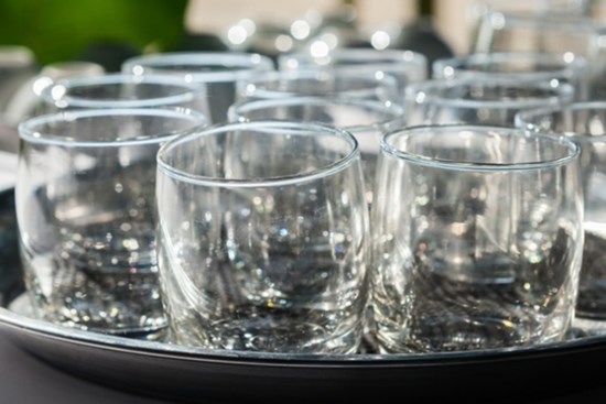 7 mẹo cọ rửa nhàn tênh: Đánh bay vết đen đáy chảo, ly thủy tinh sáng như mới