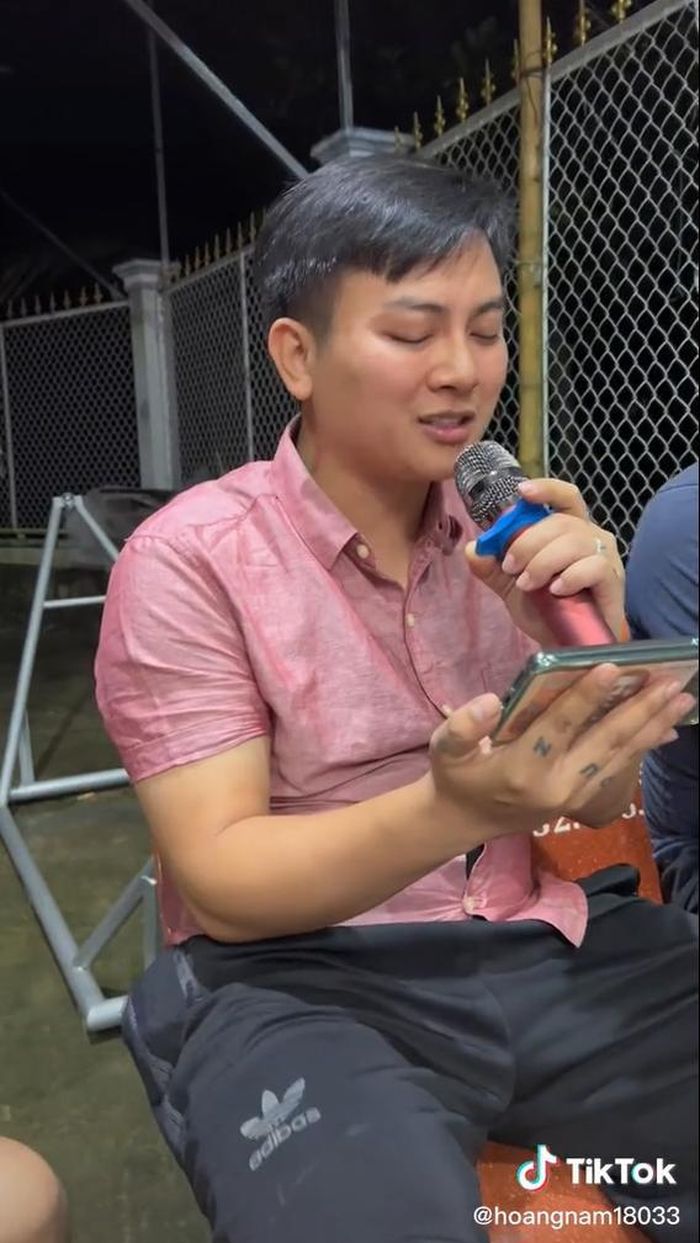 Tiếp tục xuất hiện clip Hoài Lâm hát vọng cổ trên bàn nhậu, ngoại hình già như ông chú U50-2