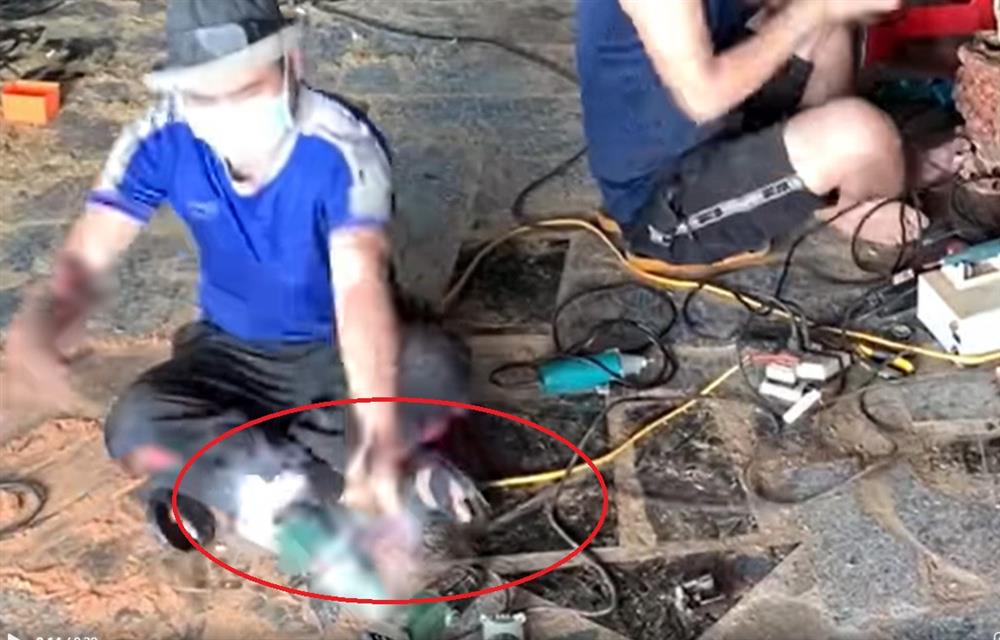 Thanh niên cắm nhầm ổ điện suýt gây họa cho người khác-3