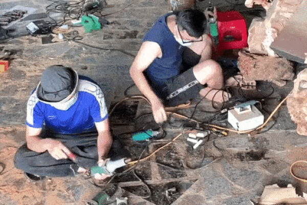 Cộng đồng mạng dành mưa lời khen hai CSGT dẫn đường cho cặp vợ chồng chở con đi cấp cứu-2